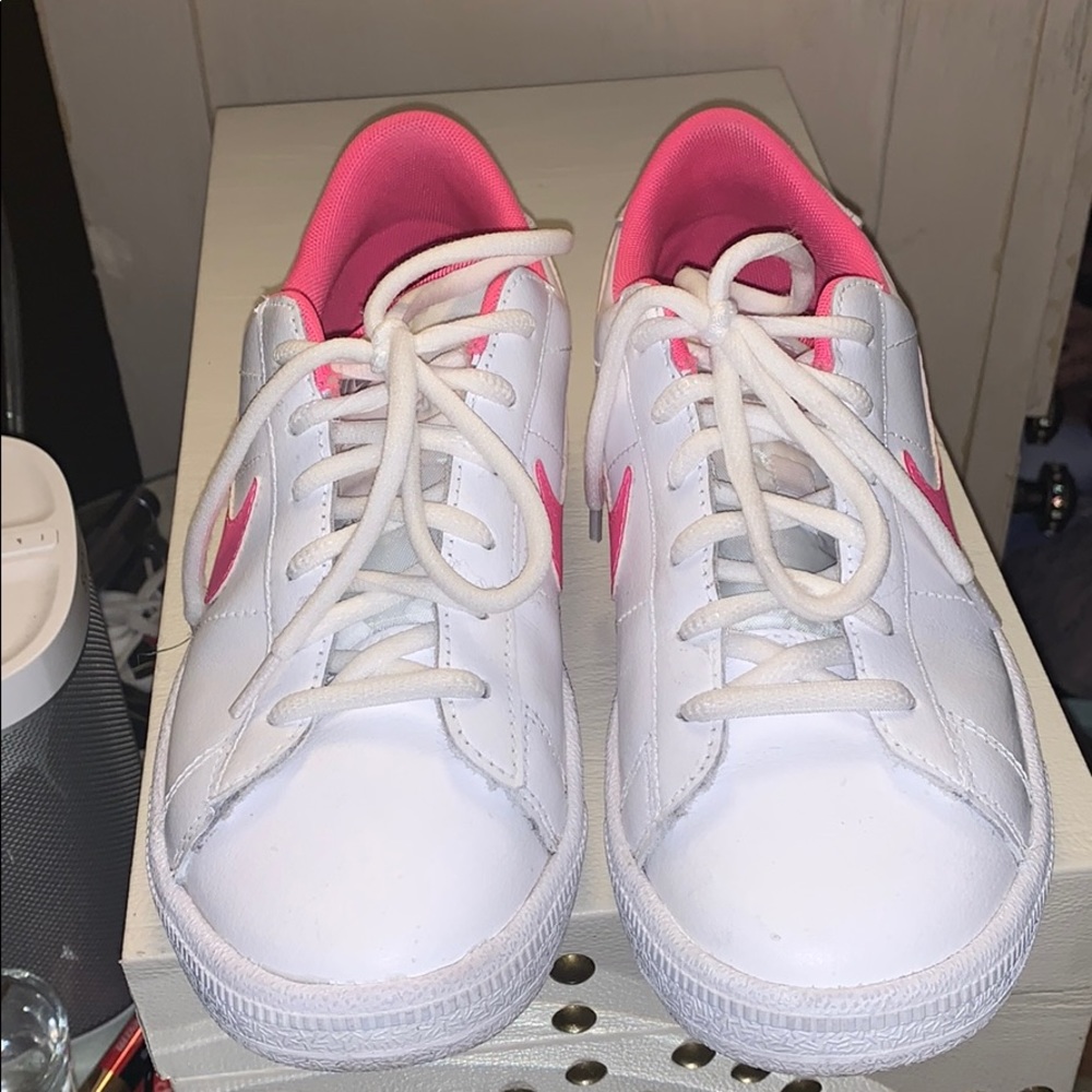 Nike - Picture 2 of 3